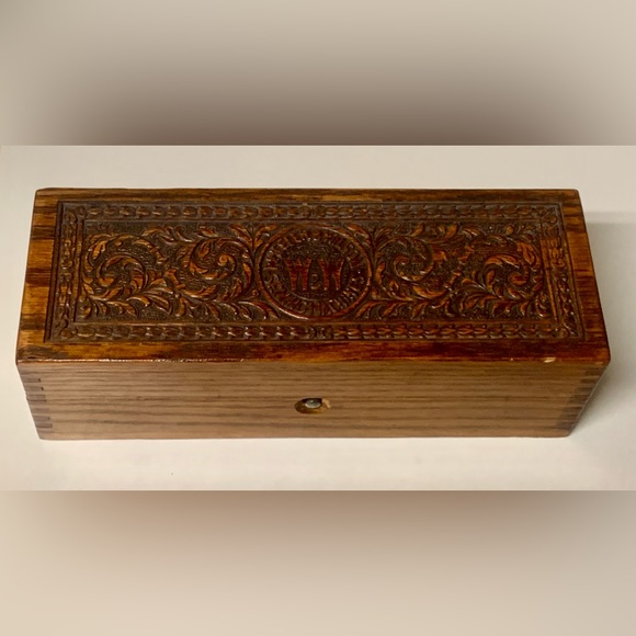 Late 19th Century Hand Carved Finger Jointed Wheeler & Wilson Sewing Machine Box - Picture 2 of 15